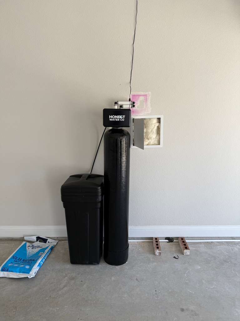 Single tank softener with brine tank and fresh loop connection
